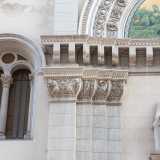 La parte centrale, delimitata da alte lesene sovrapposte con elaborati capitelli...